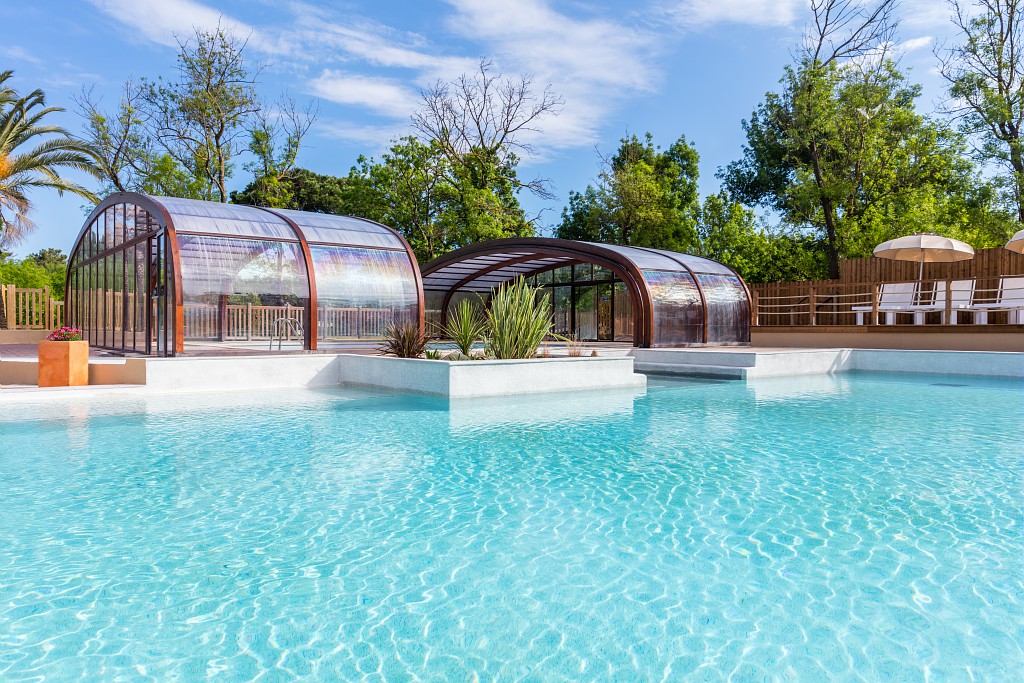 Piscine couverte au camping La Chapelle &agrave; Argel&egrave;s-sur-Mer